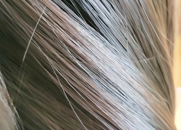 サラサラでツヤのある髪のイメージ画像